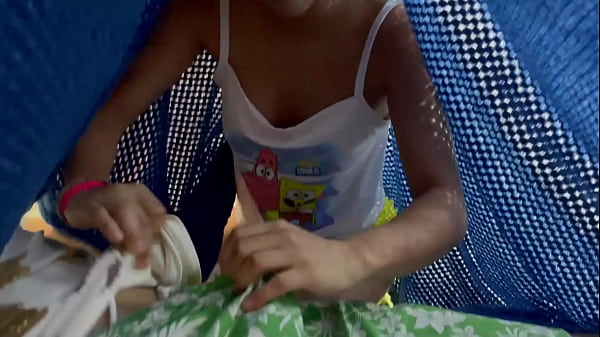 Mi pequeña hermanastra me dice que está gorda y le quito las inseguridades follandola muy duro